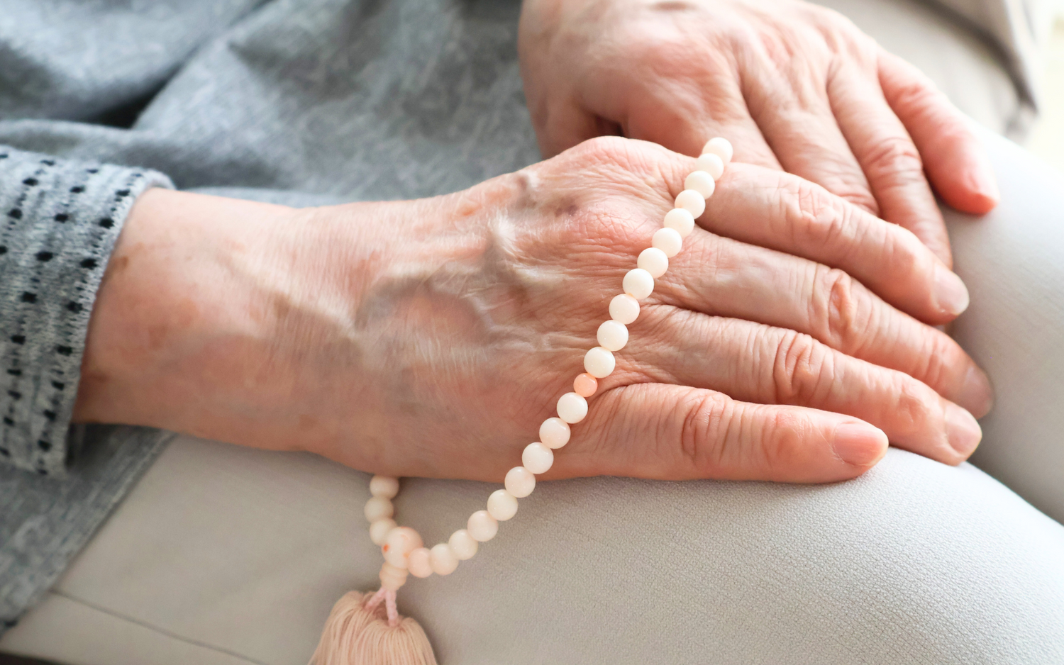 数珠 京念珠 女性用 水晶丸玉5mm 水晶切子・紅水晶交互仕立 正絹蛍房 ピンクに薄桃