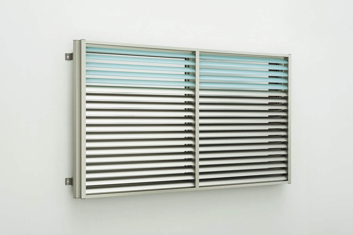 YKKAP窓まわり 目隠し 多機能ルーバー 上下同時可動タイプ[引き違い窓用] たて隙間隠し付枠：[幅1235mm×高1350mm]【ア