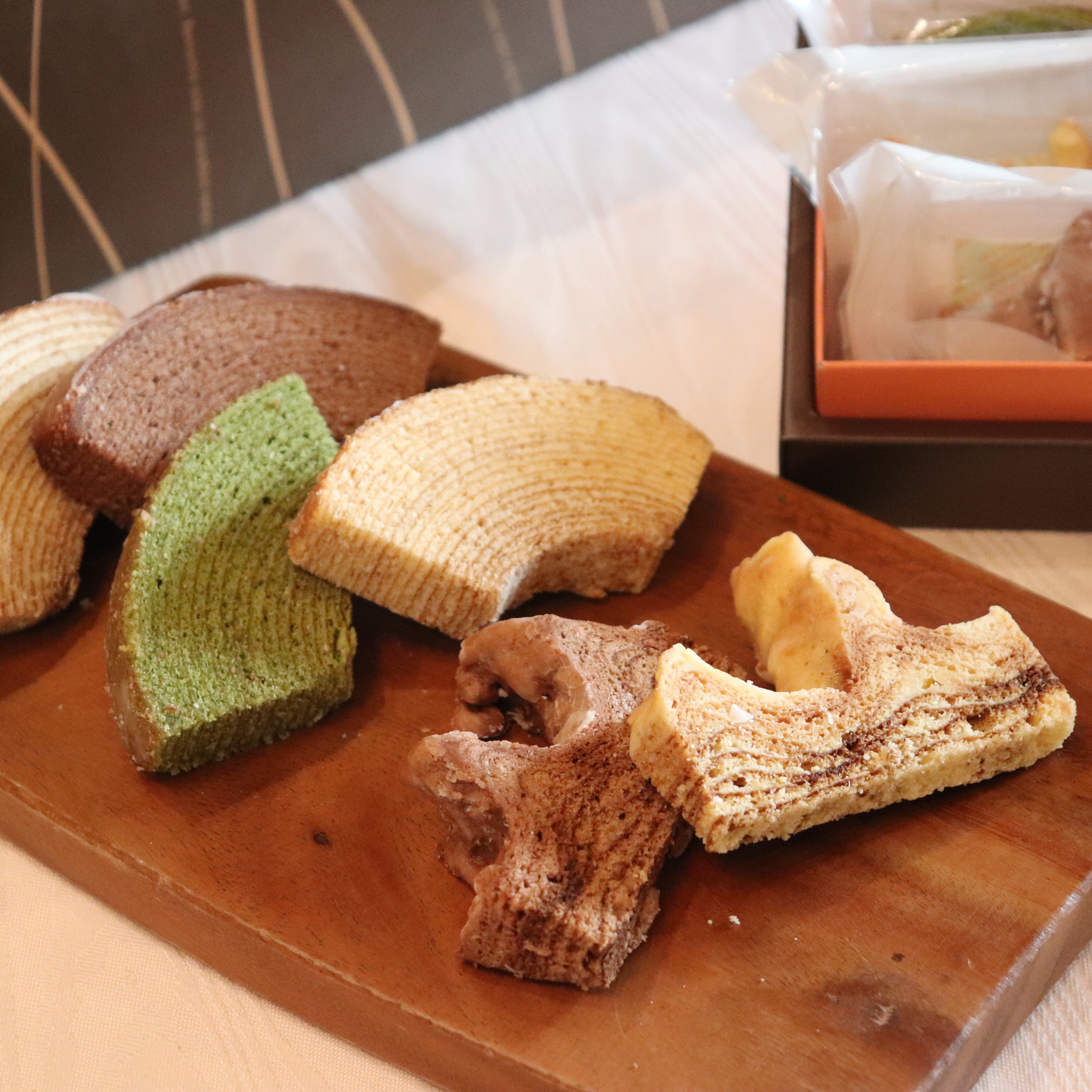 屋号必須 バームクーヘン用紙箱 20-328 ル・ガトースクエア150角 ブラウン 150×150×65mm 1ケース100枚入 ヤマニパッケージ