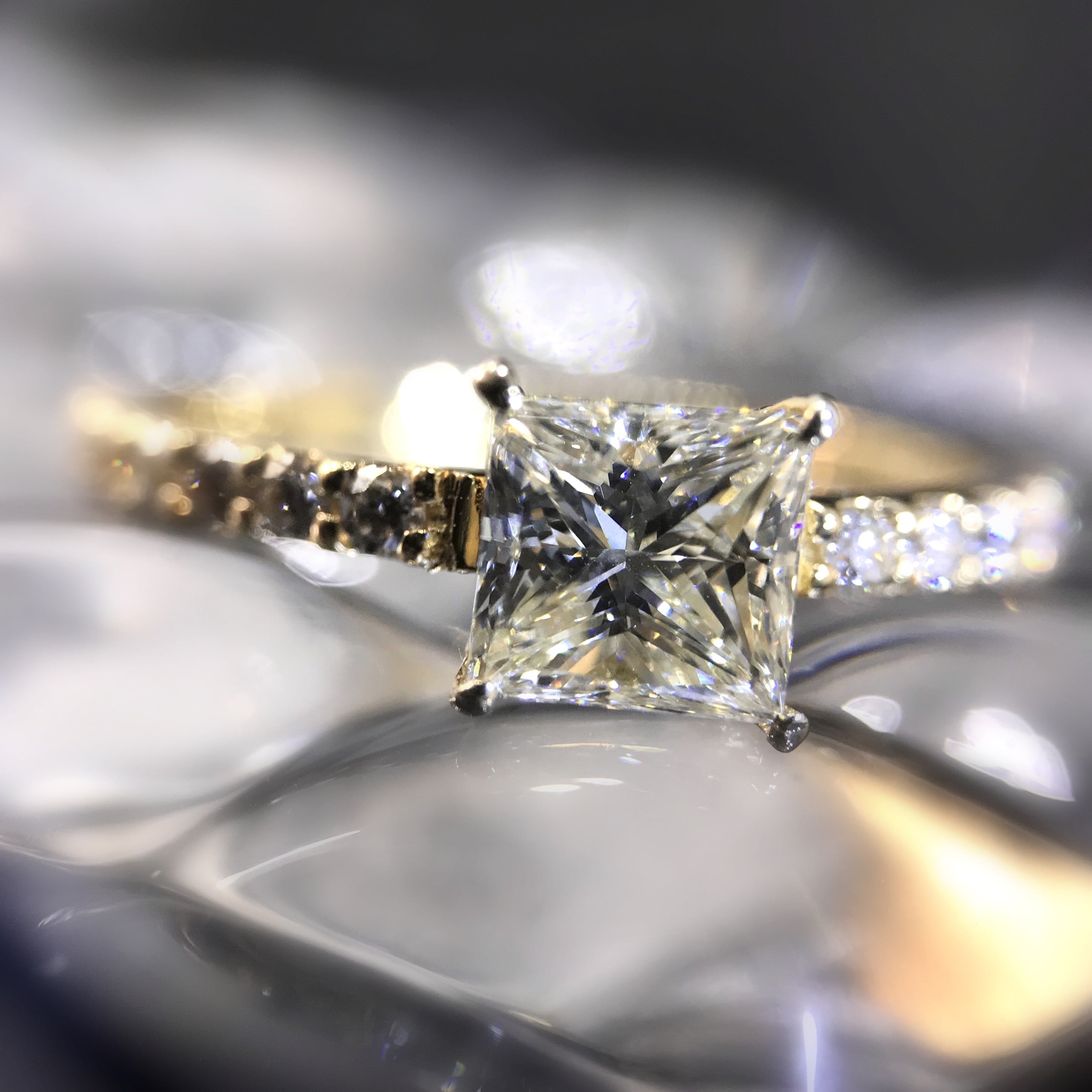 エメラルドリング 1カラットサイズ プリンセスカット K18イエローゴールド フクリン 5月誕生石 プレゼント クレサンベール 京セラ