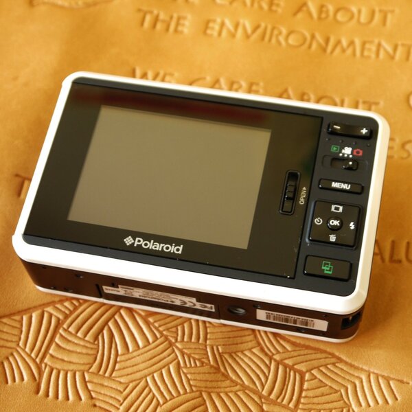 Polaroid ポラロイド インスタントデジカメ Z2300 撮ったその場で超鮮やかプリント 並行輸入品 (ホワイト)