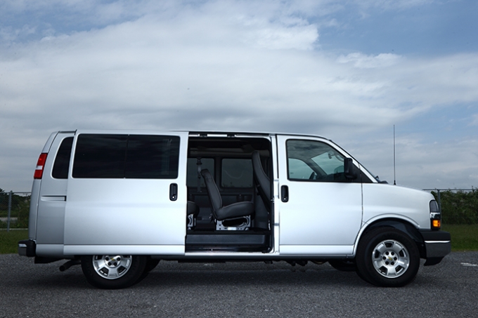 シボレー エクスプレス 2500/3500 2003-2020用 バンパーブラケット ドライバーと助手席側 | ペア | フロント | 2WD | 8,500ポンド GVW | GM1066158 | 15757009 1