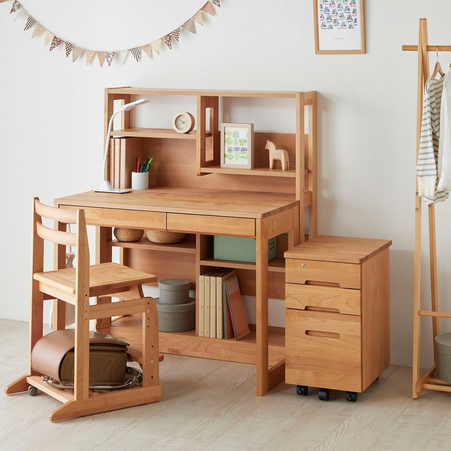 ベーシックでずっと使えるアルダー材の学習机シリーズ デスク・幅100cm