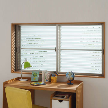 YKKAP窓まわり 目隠し 多機能ルーバー[ポリカルーバー] 上下同時可動タイプ[引き違い窓用] たて隙間隠し付枠：[幅920mm×高1350mm]