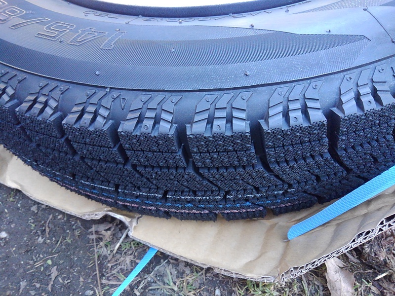 スタッドレスタイヤ NANKANG AW-1スタッドレス 225/40R18 2023年製